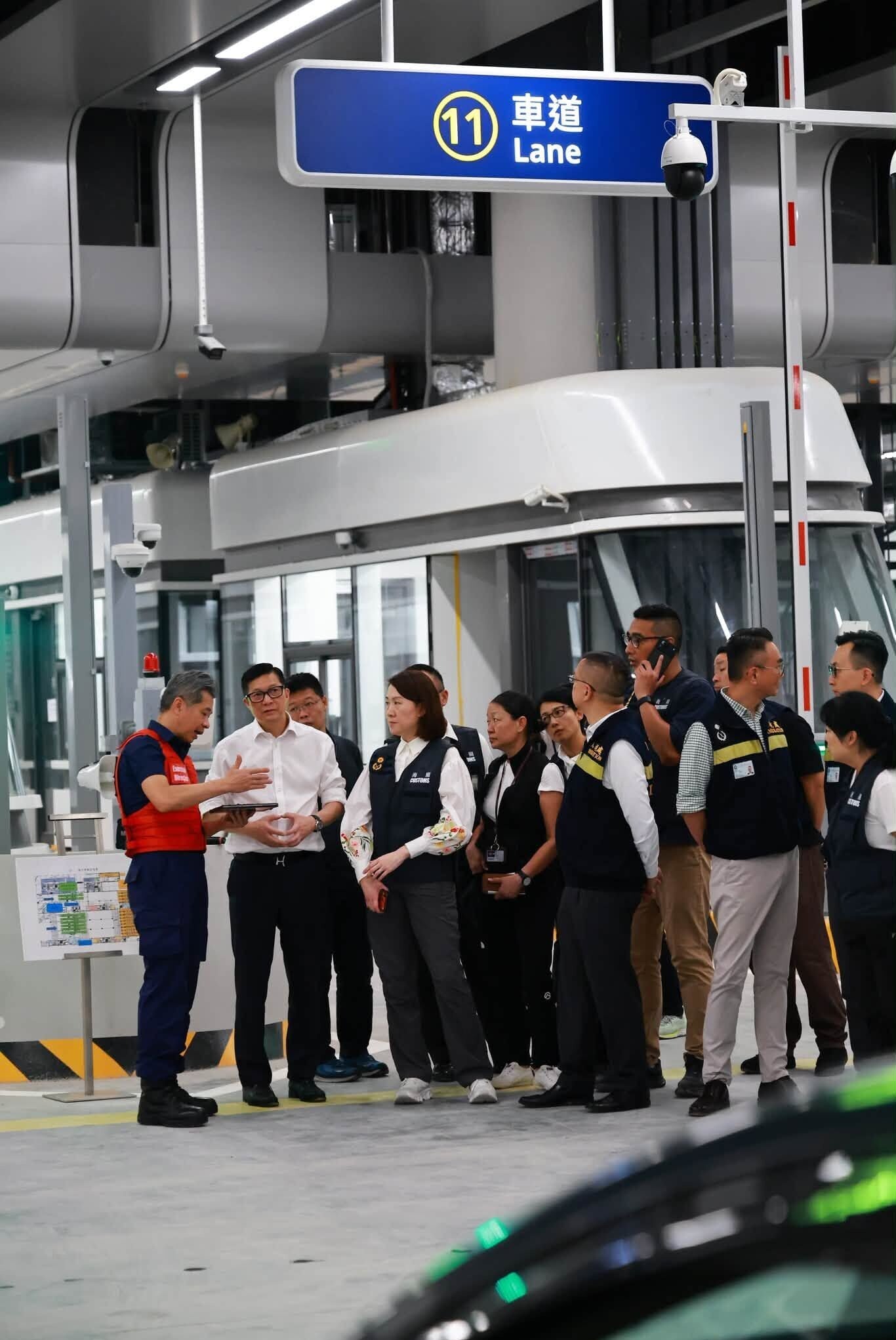 港府今日於皇崗口岸港方口岸區舉行第二次大型演練,並進行跨部門反恐及重大事故演習。