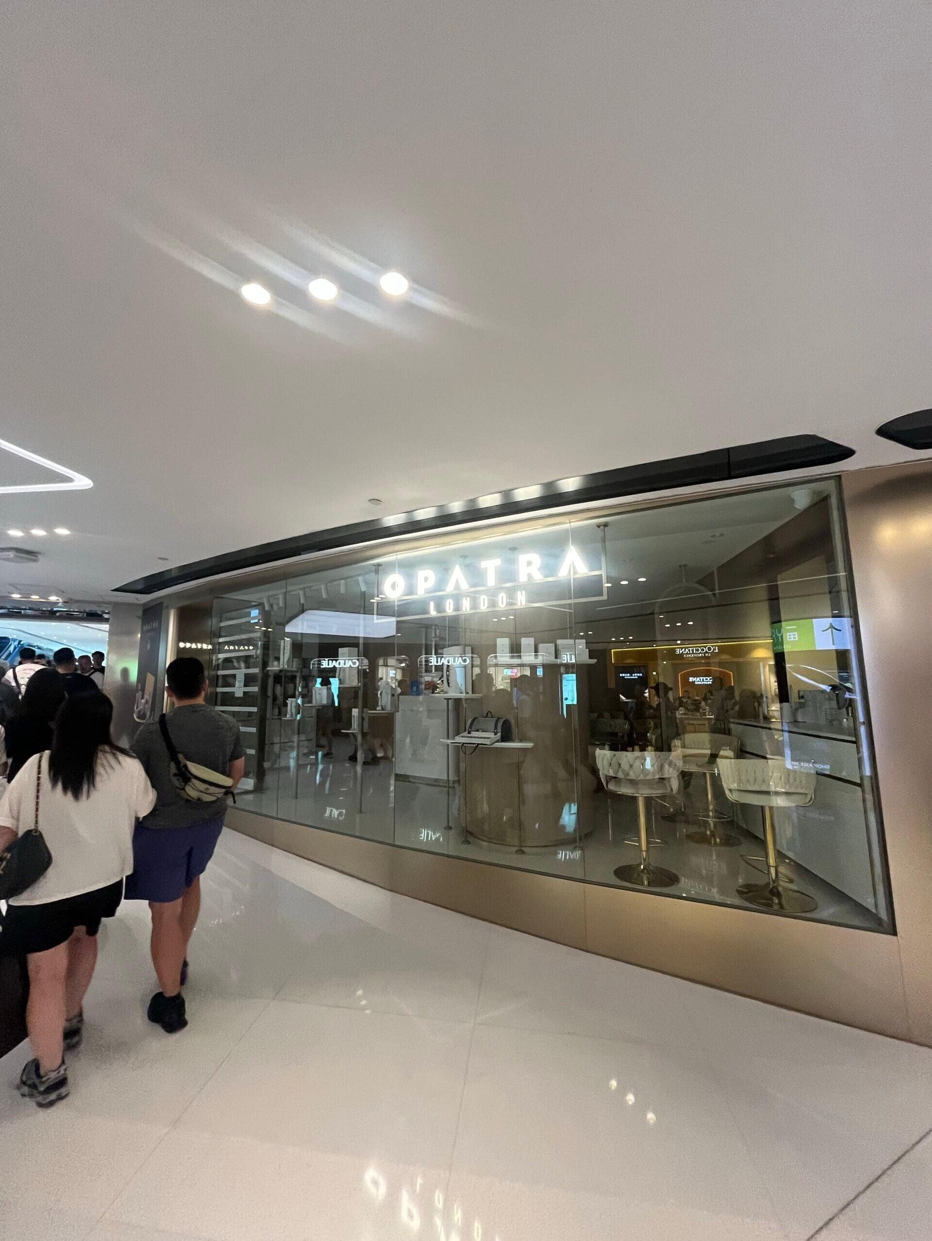 英國護膚與美容品牌「Opatra London」位於沙田新城市廣場的分店早前因捲入顧客糾紛事件。該店於周六(15日)突然貼出告示,指店舖暫停營業。(Threads)