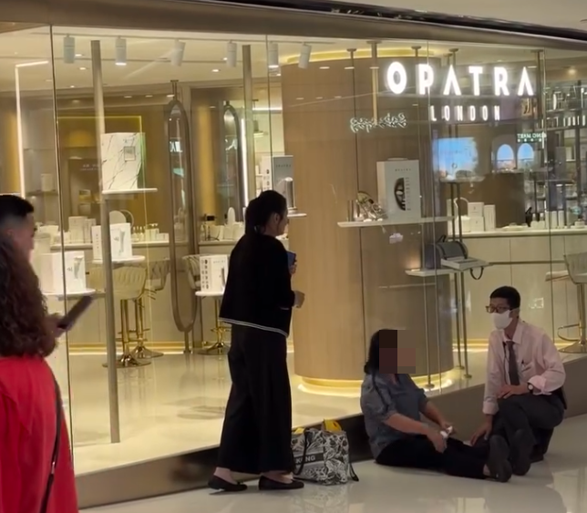 英國護膚與美容品牌「Opatra London」位於沙田新城市廣場的分店早前因捲入顧客糾紛事件。一名中年婦女,在商店門前跪地哭泣。(Threads)