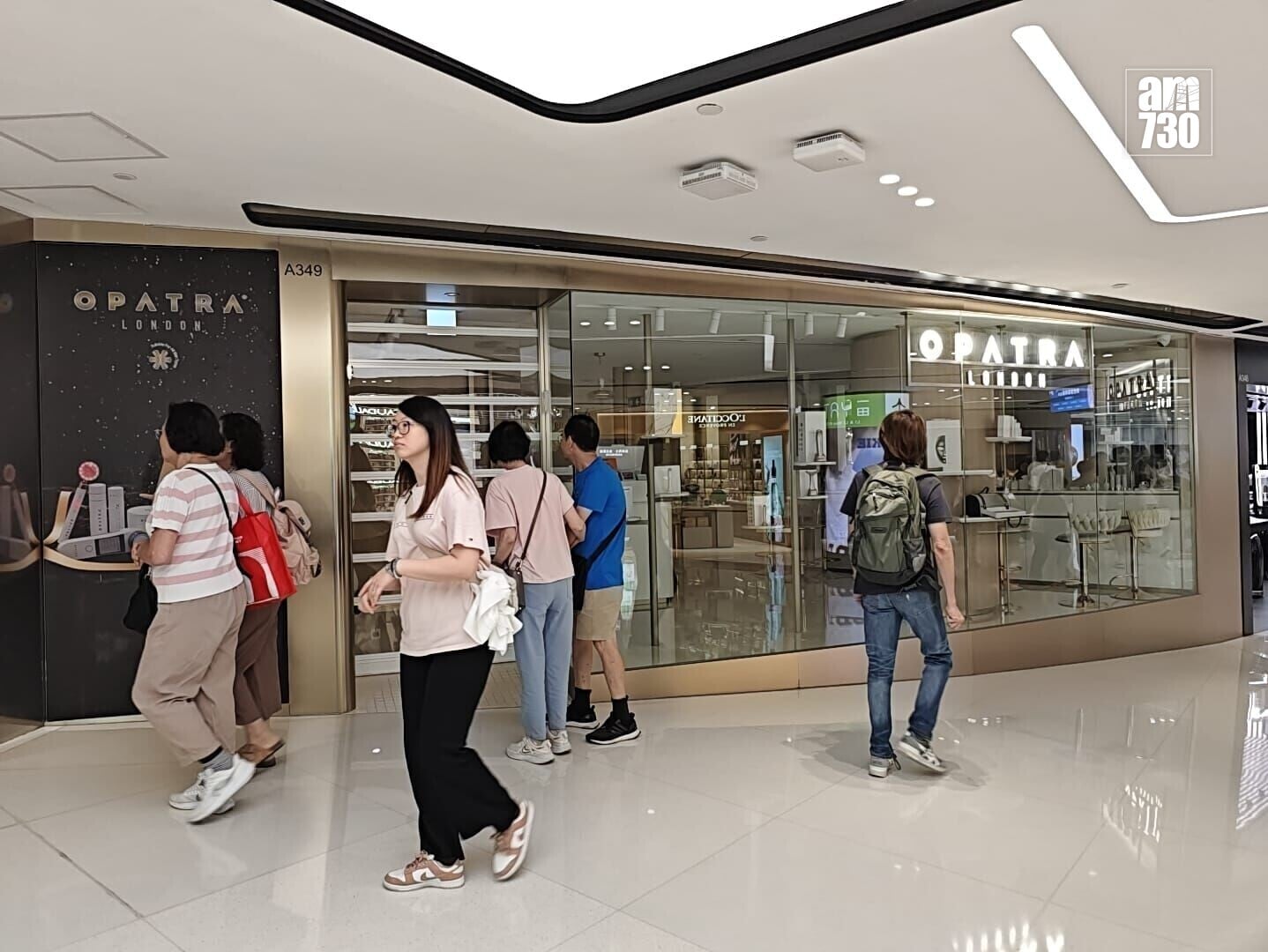 英國護膚與美容品牌「Opatra London」位於沙田新城市廣場的分店捲入顧客糾紛事件,貼出告示指暫停營業。(鍾式明攝)