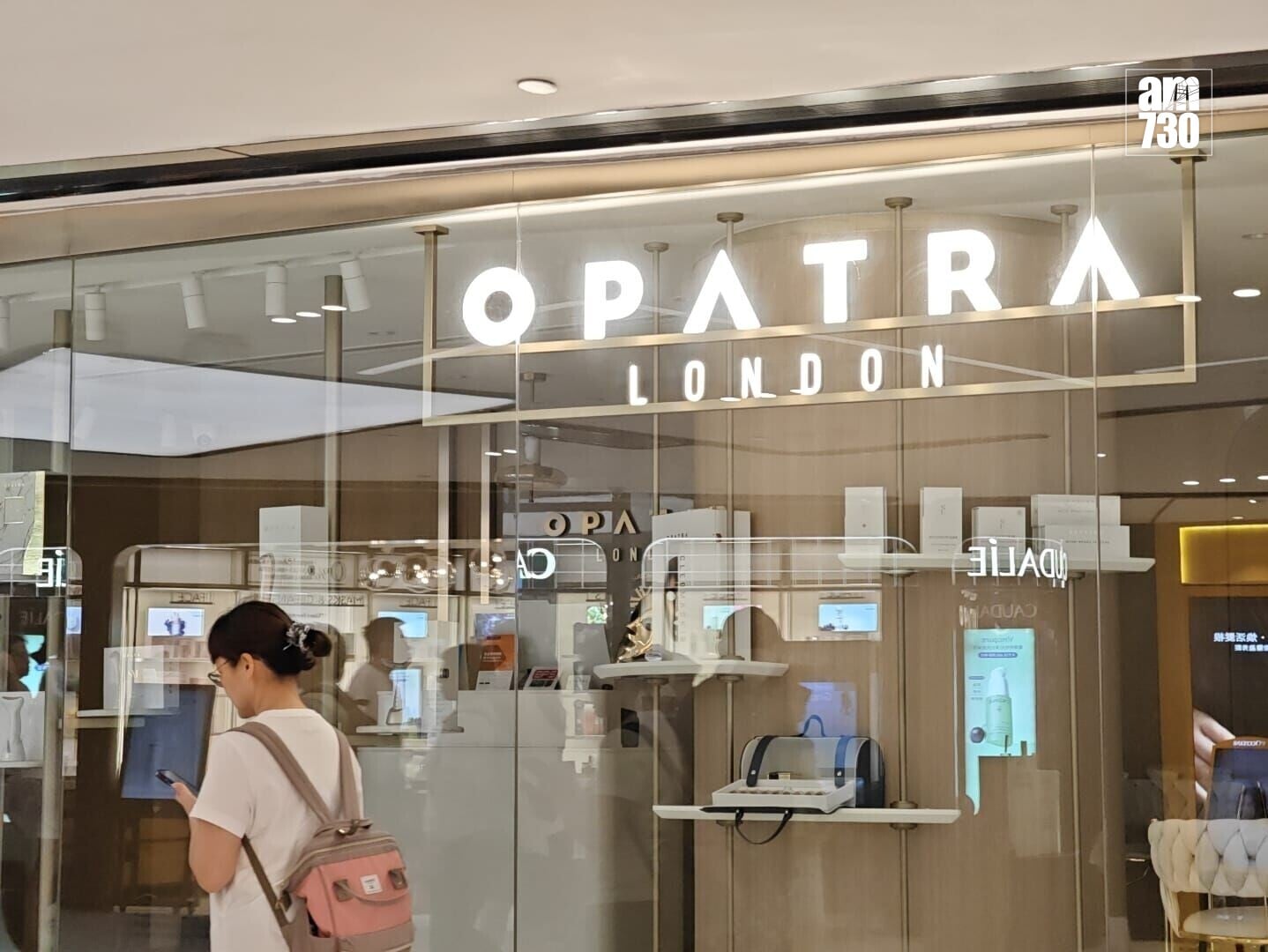 英國護膚與美容品牌「Opatra London」位於沙田新城市廣場的分店捲入顧客糾紛事件,貼出告示指暫停營業。(鍾式明攝)