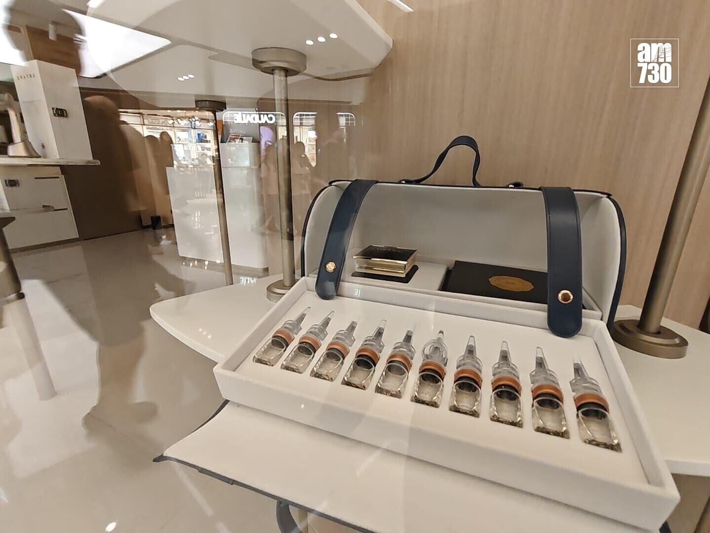 英國護膚與美容品牌「Opatra London」位於沙田新城市廣場的分店捲入顧客糾紛事件,貼出告示指暫停營業。(鍾式明攝)