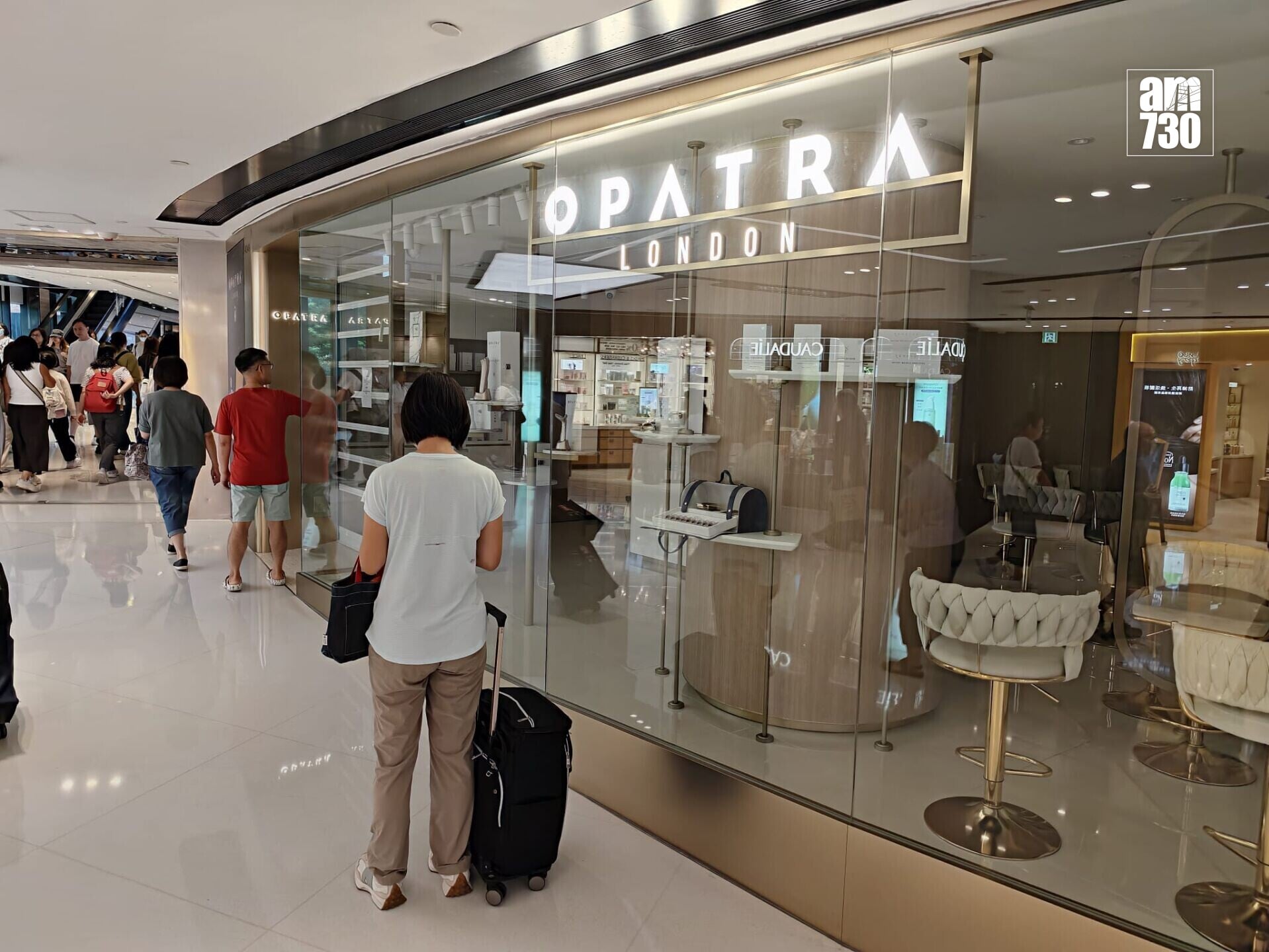 英國護膚與美容品牌「Opatra London」位於沙田新城市廣場的分店捲入顧客糾紛事件,貼出告示指暫停營業。(鍾式明攝)