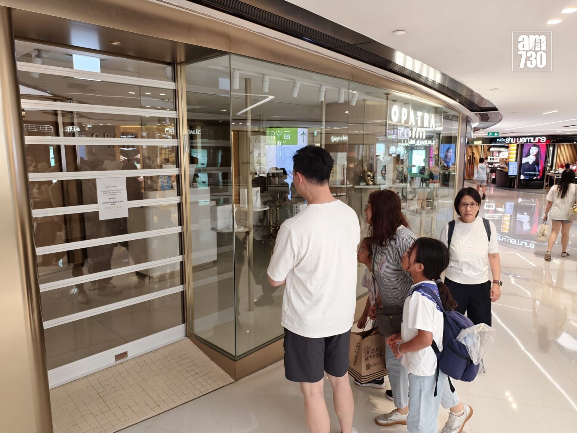 英國護膚與美容品牌「Opatra London」位於沙田新城市廣場的分店捲入顧客糾紛事件,貼出告示指暫停營業。(鍾式明攝)