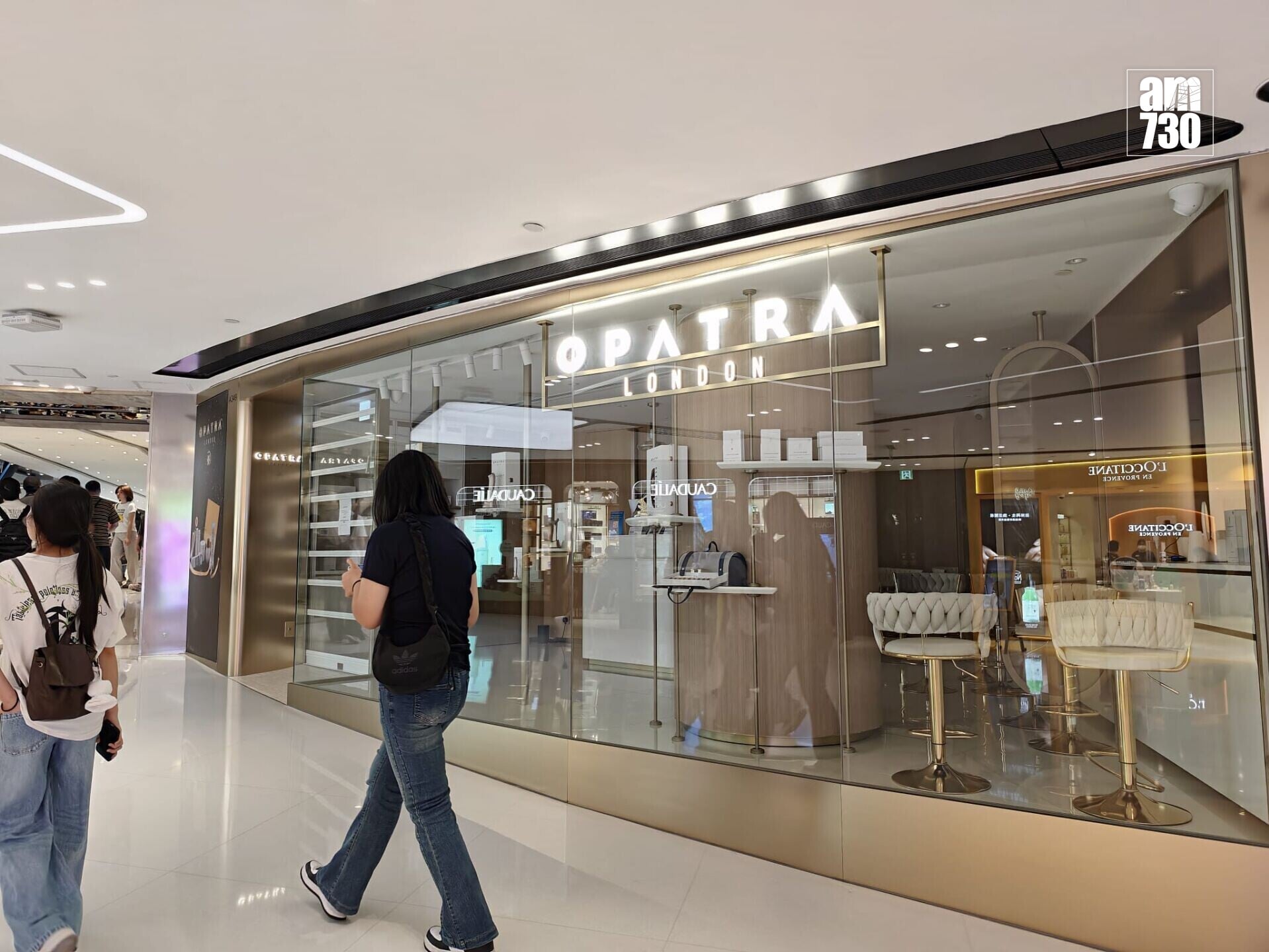 英國護膚與美容品牌「Opatra London」位於沙田新城市廣場的分店捲入顧客糾紛事件,貼出告示指暫停營業。(鍾式明攝)