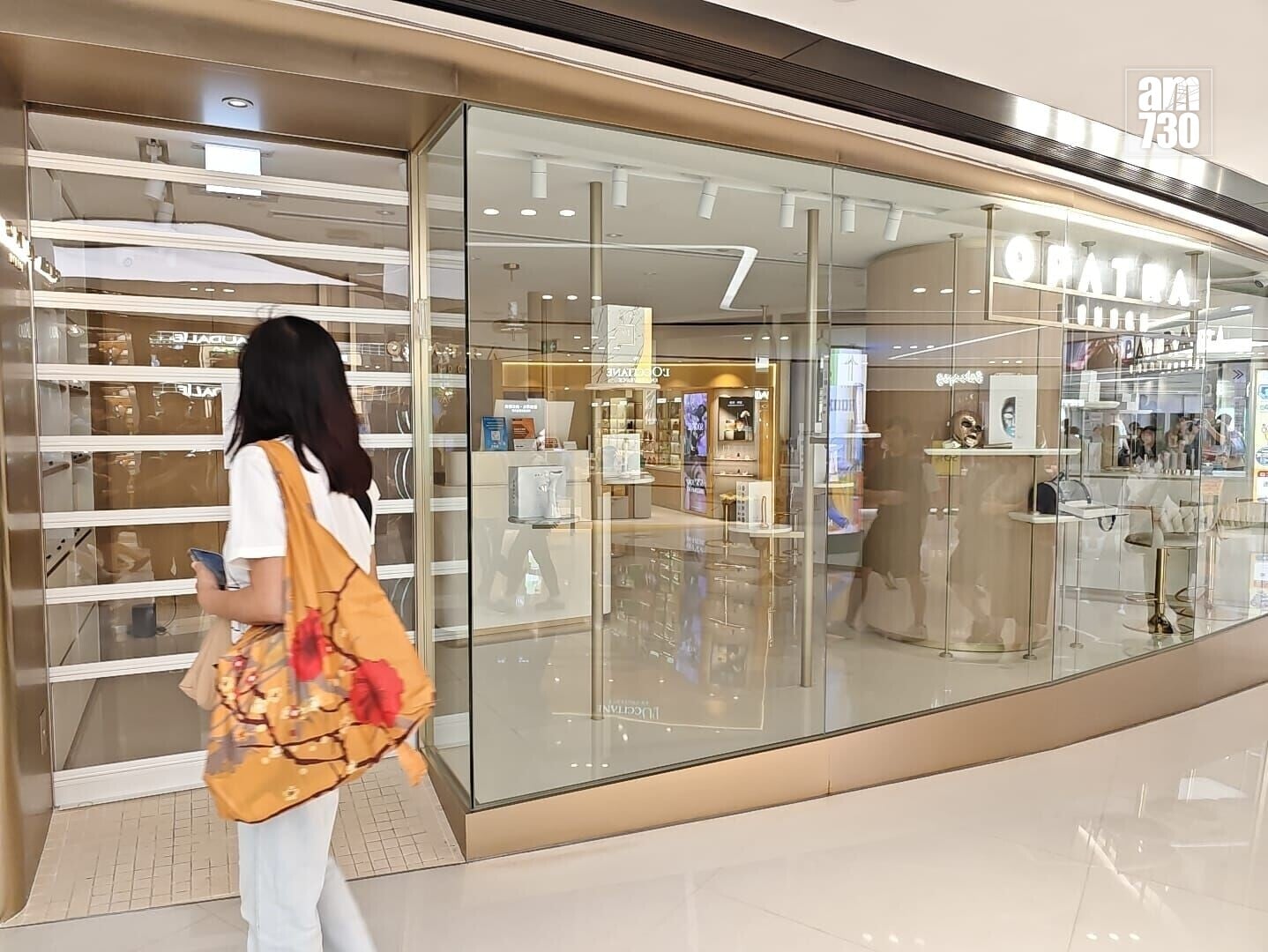 英國護膚與美容品牌「Opatra London」位於沙田新城市廣場的分店捲入顧客糾紛事件,貼出告示指暫停營業。(鍾式明攝)