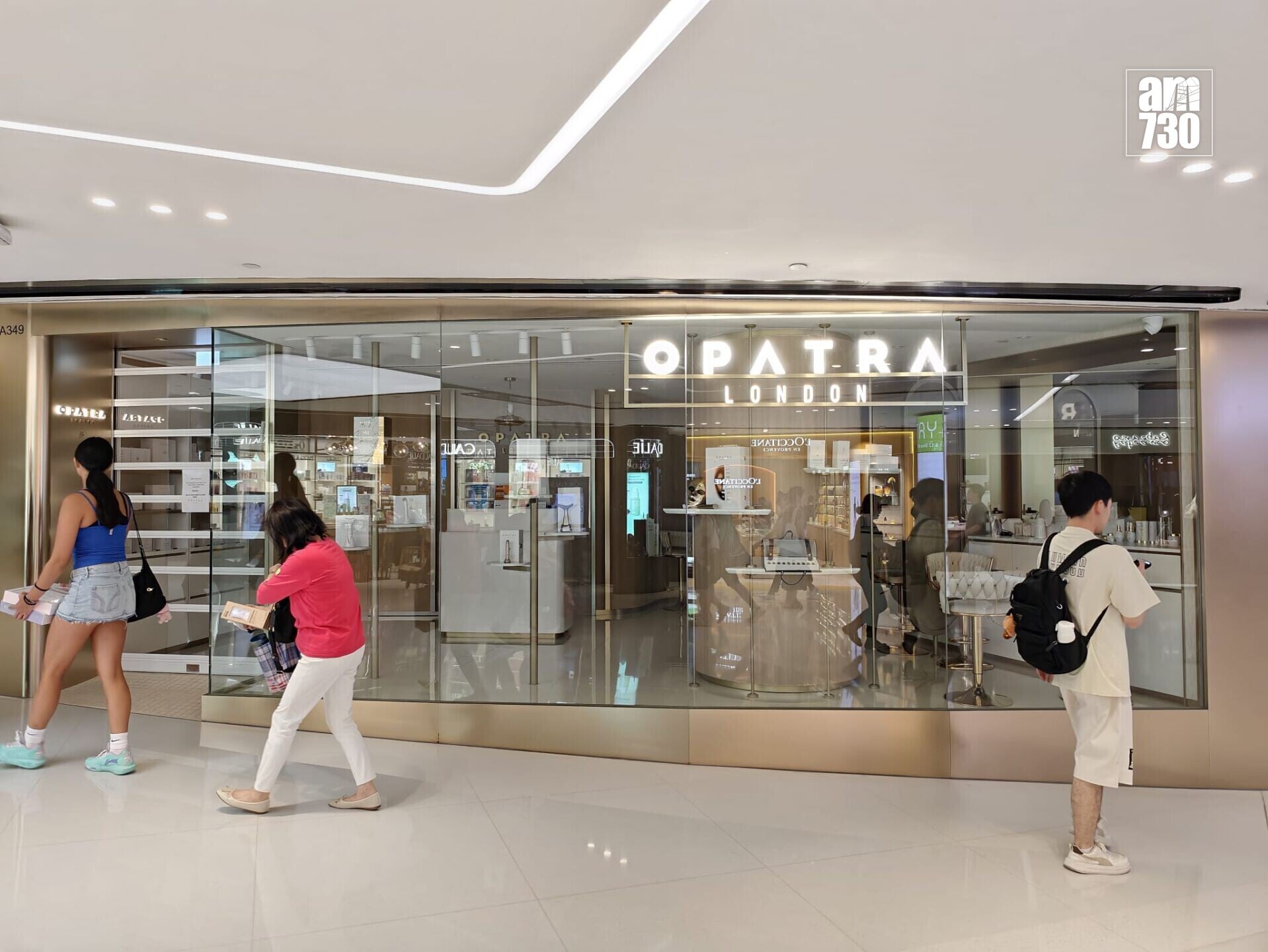 英國護膚與美容品牌「Opatra London」位於沙田新城市廣場的分店捲入顧客糾紛事件,貼出告示指暫停營業。(鍾式明攝)