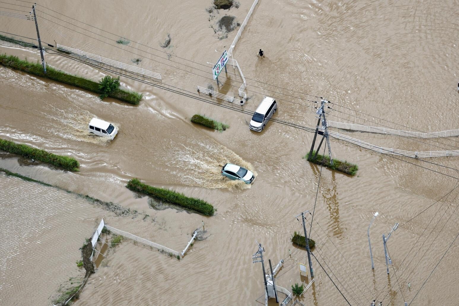 千葉13日降下致災性豪雨，至少9人罹難。（圖／路透）