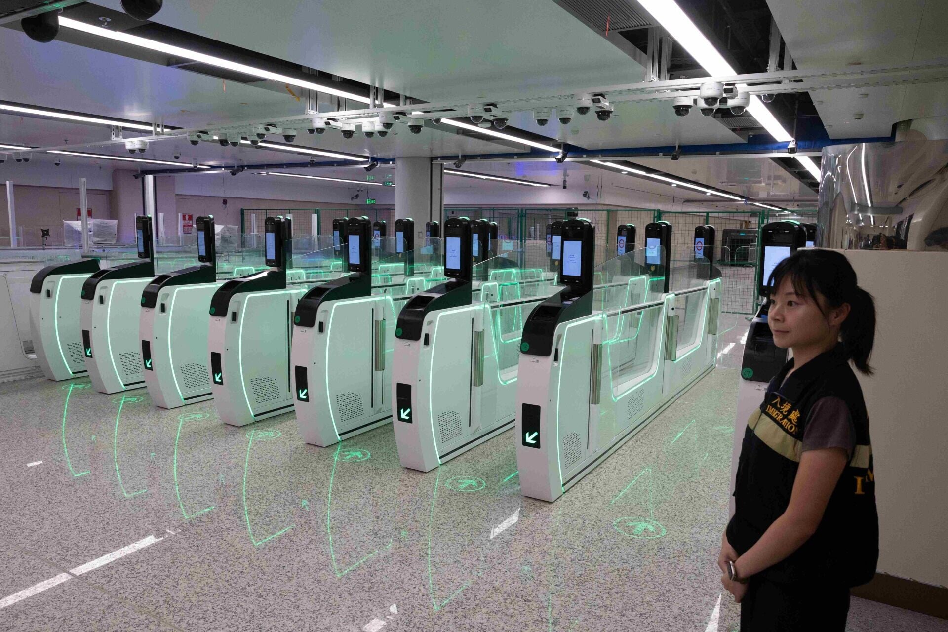 20260801SOB 保安局安排立法會議員參觀皇崗口岸港方口岸區 鄧炳強 李慧琼 37