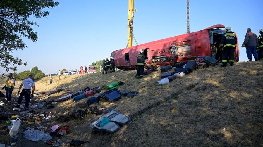 旅遊巴士衝出公路翻側最少12死10傷 波蘭往匈牙利