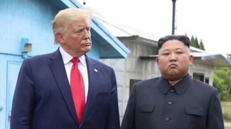 特朗普忽然上載與金正恩舊合照 金正恩表情嬲爆爆