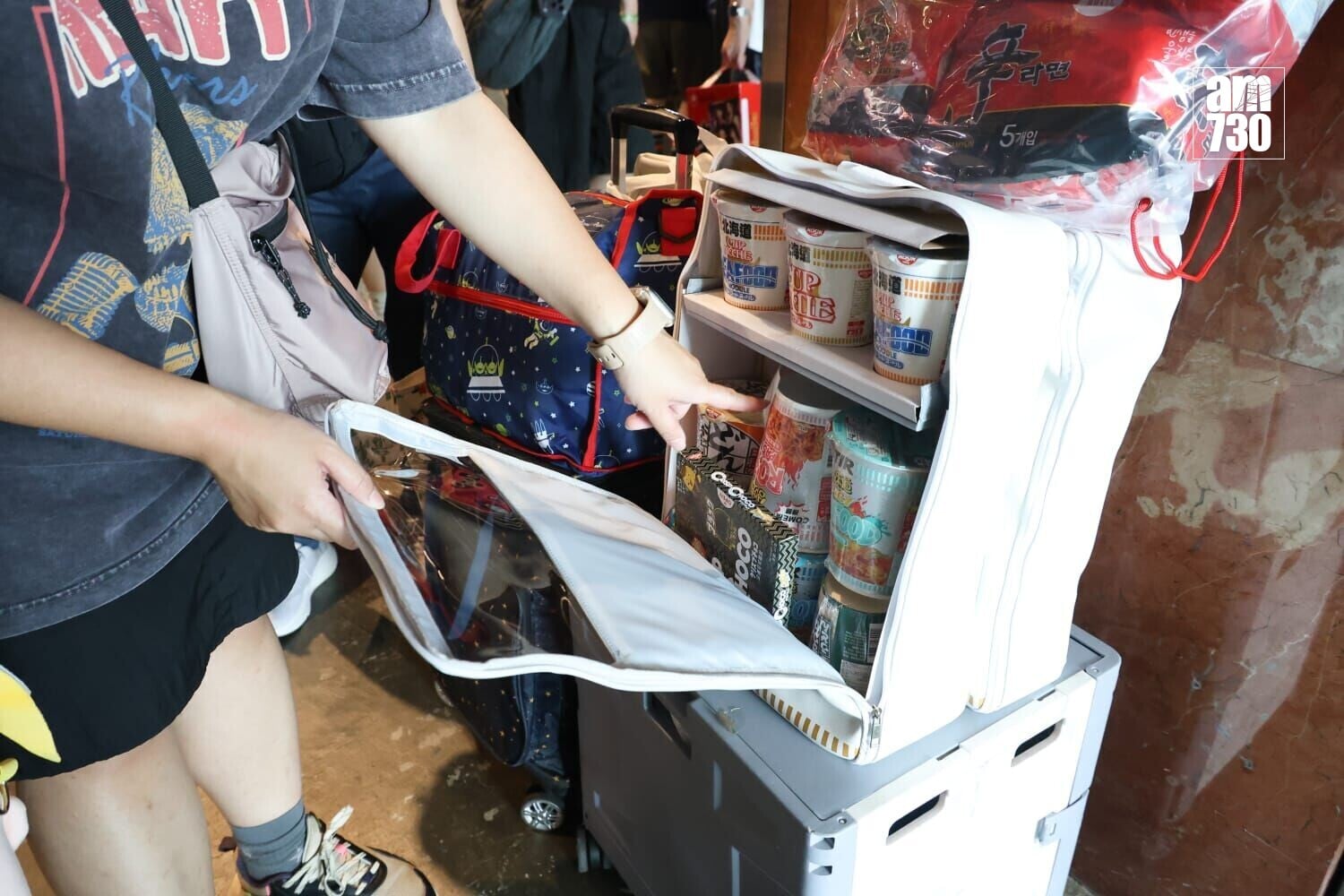 王小姐成功購入3個福袋。(周令知攝)