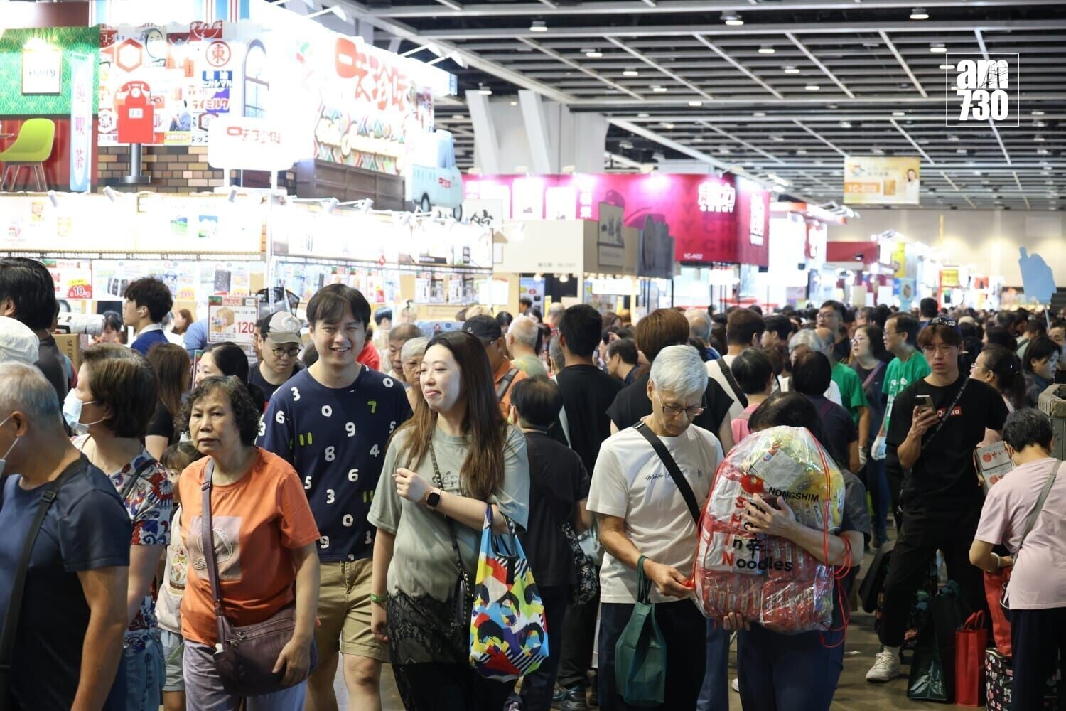 周日場內人頭湧湧。(周令知攝) (2)