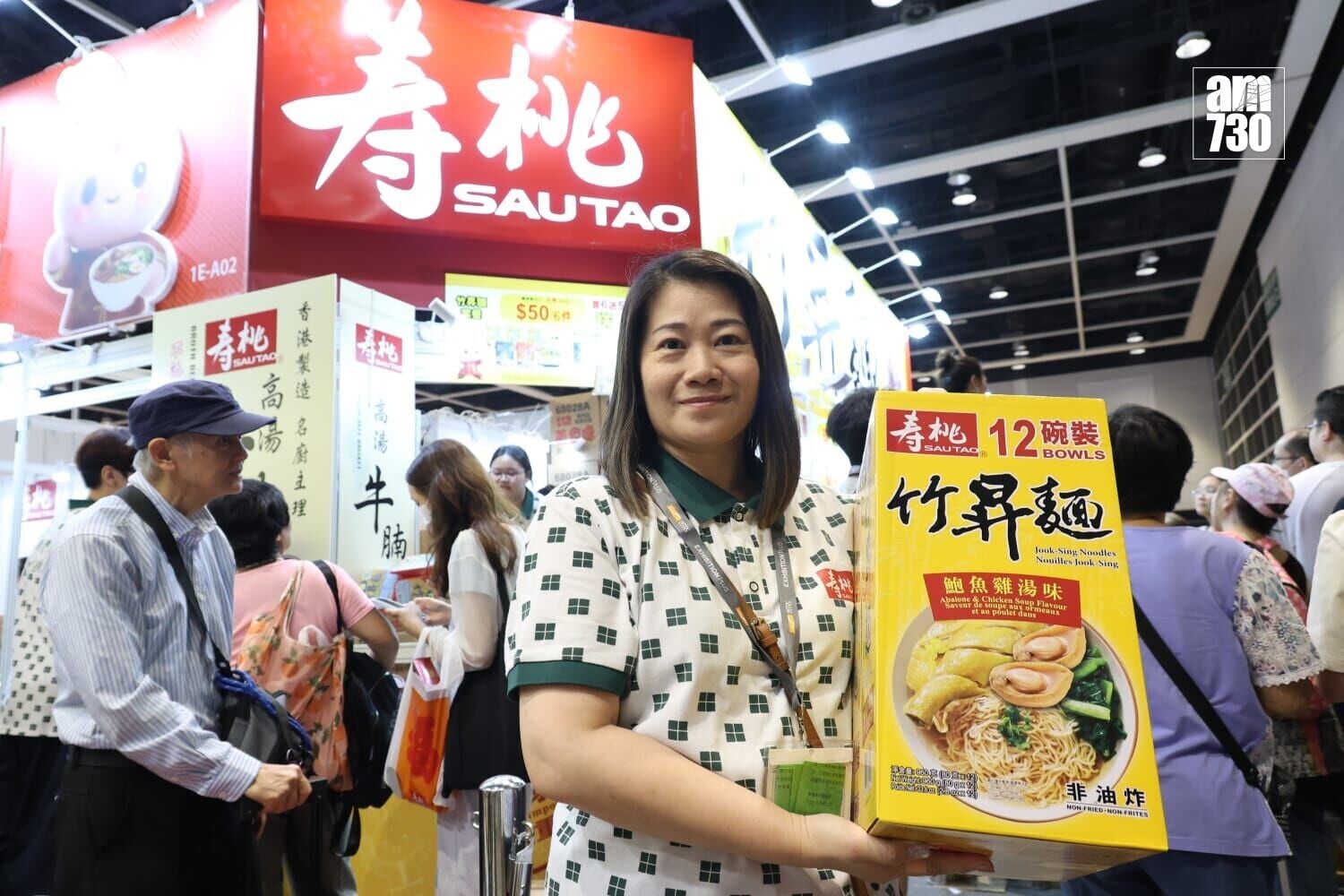 壽桃集團市務部經理劉小姐指周末人已明顯回升。(周令知攝)