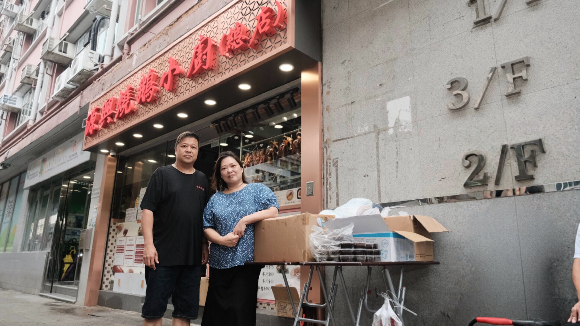 林少榕(左一)堅持慈善飯盒絕不「將貨就價」。