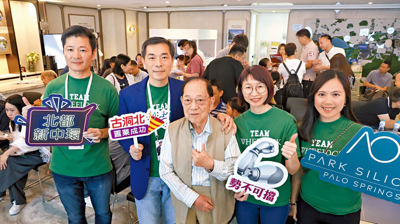 會德豐地產主席梁志堅(中)昨亦親自到售樓處督師。(林俊源攝)