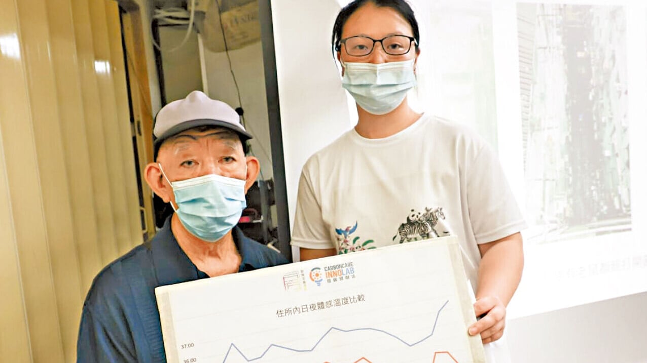 翁先生(左)和阿琴指，為省電費，日間不能留在住所內，要外出避暑。(周令知攝)