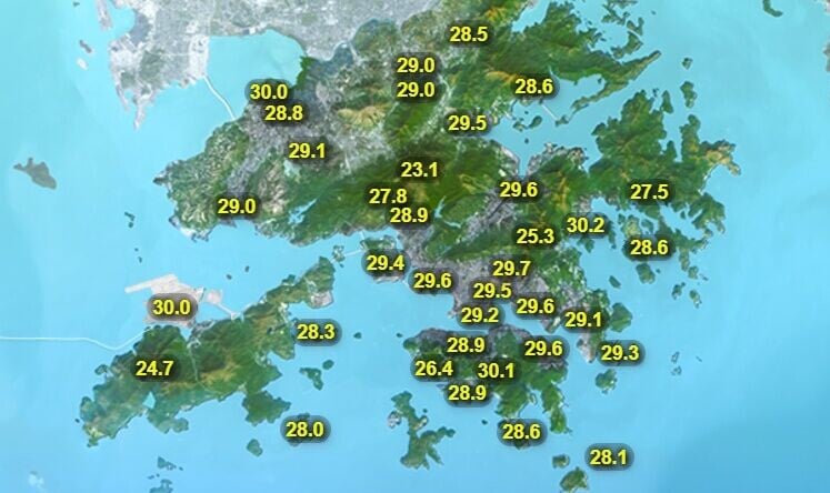 本港地區今日天氣預測部分時間有陽光,有幾陣驟雨。日間酷熱,最高氣溫約33度。(香港天文台)
