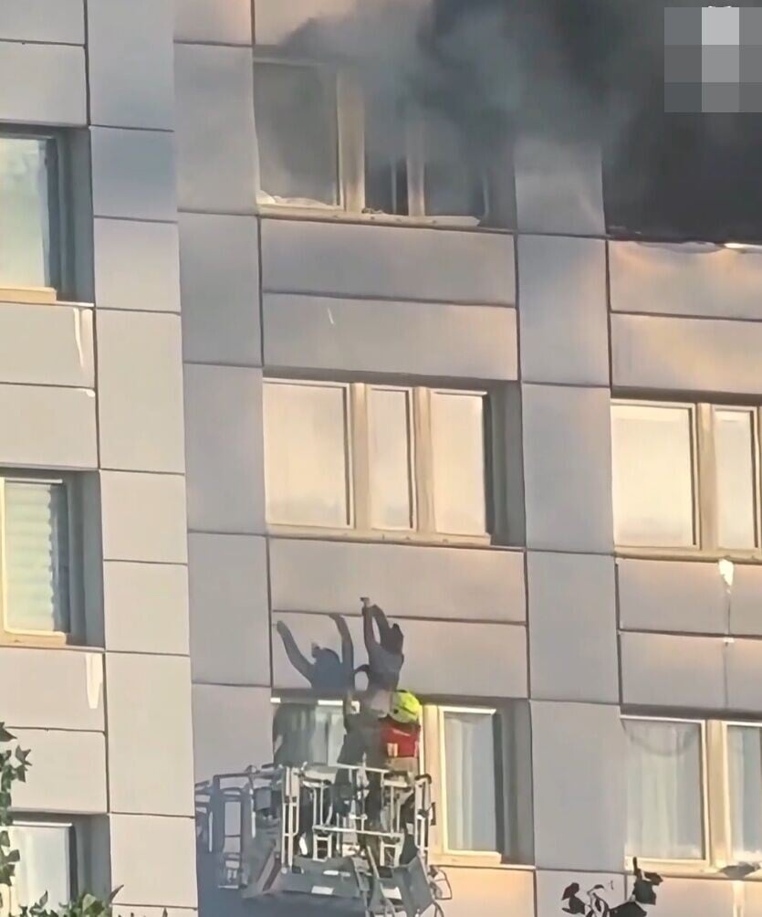 救援籃內的消防員立即伸手接應,女子最終成功落入籃內,隨後被安全送回地面。(X)
