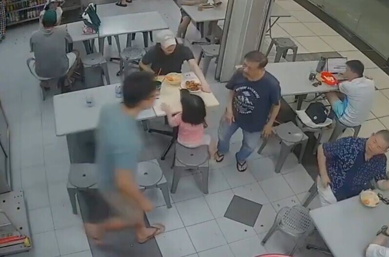 一名身穿青藍色上衣的男子見狀連忙趕回座位,並與老翁理論。(X)
