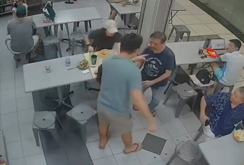 一名身穿青藍色上衣的男子見狀連忙趕回座位,並與老翁理論。(X)