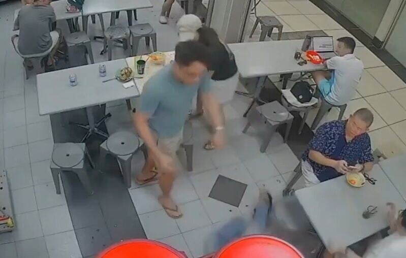 男子突然伸手將老翁摔倒在地,老翁跌倒後撞倒桌板。(X)