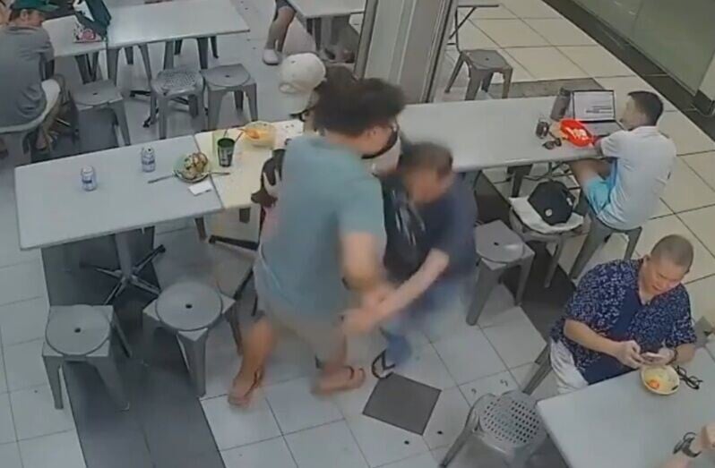 男子突然伸手將老翁摔倒在地,老翁跌倒後撞倒桌板。(X)