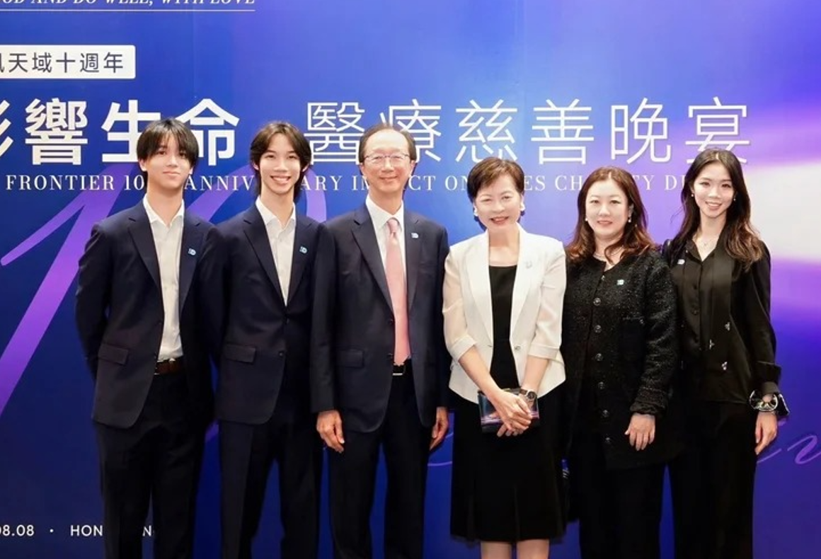 伏明霞跟隨丈夫梁錦松出席「新風天域十周年醫療慈善晚宴」,三名子女亦一同現身(小紅書)