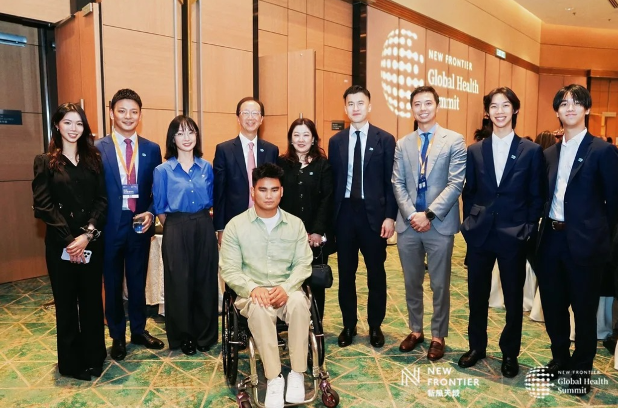 伏明霞跟隨丈夫梁錦松出席「新風天域十周年醫療慈善晚宴」,三名子女亦一同現身(小紅書)