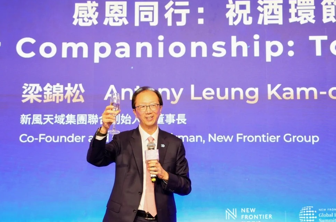 伏明霞跟隨丈夫梁錦松出席「新風天域十周年醫療慈善晚宴」,三名子女亦一同現身(小紅書)