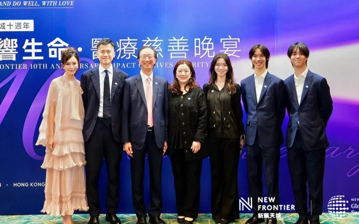 伏明霞跟隨丈夫梁錦松出席「新風天域十周年醫療慈善晚宴」,三名子女亦一同現身(小紅書)