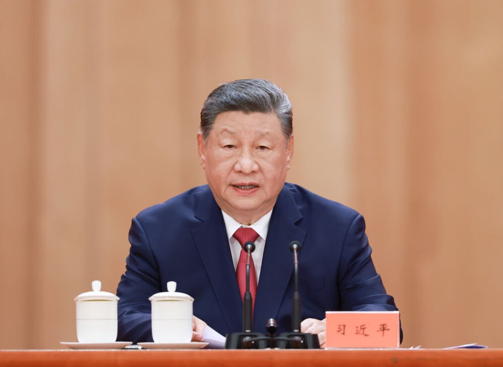 紀念已故國家主席江澤民誕辰100周年大會在人民大會堂舉行。中共總書記、國家主席、中央軍委主席習近平發表講話緬懷江澤民的豐功偉績。(新華社)
