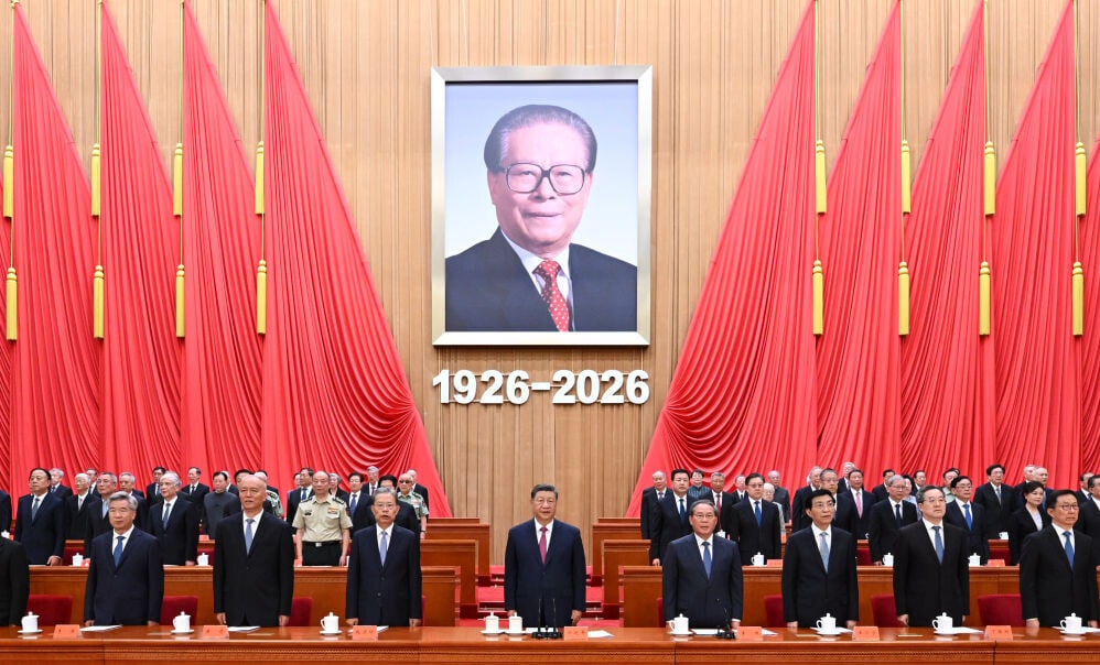 紀念已故國家主席江澤民誕辰100周年大會在人民大會堂舉行。中共總書記、國家主席、中央軍委主席習近平發表講話緬懷江澤民的豐功偉績。(新華社)