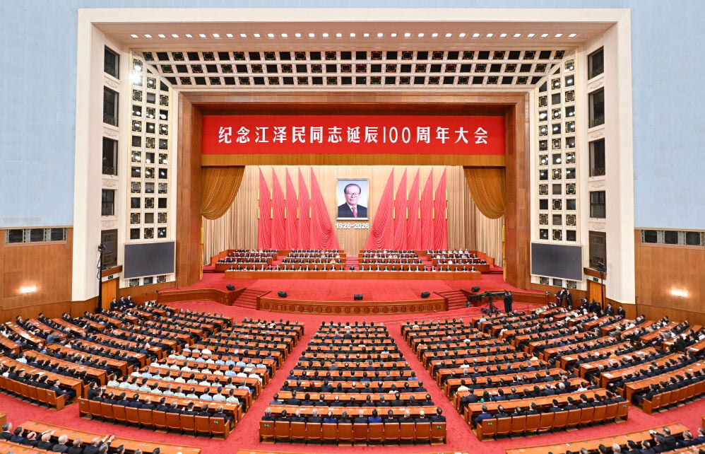 紀念已故國家主席江澤民誕辰100周年大會在人民大會堂舉行。中共總書記、國家主席、中央軍委主席習近平發表講話緬懷江澤民的豐功偉績。(新華社)