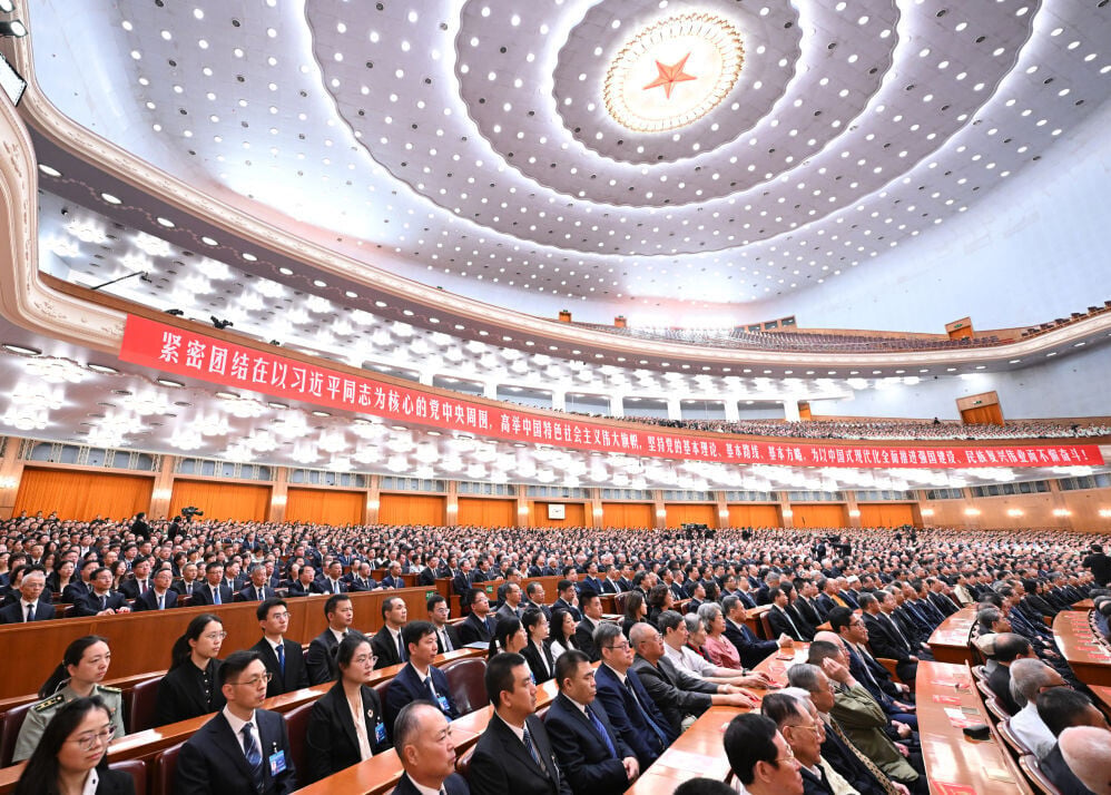 紀念已故國家主席江澤民誕辰100周年大會在人民大會堂舉行。中共總書記、國家主席、中央軍委主席習近平發表講話緬懷江澤民的豐功偉績。(新華社)