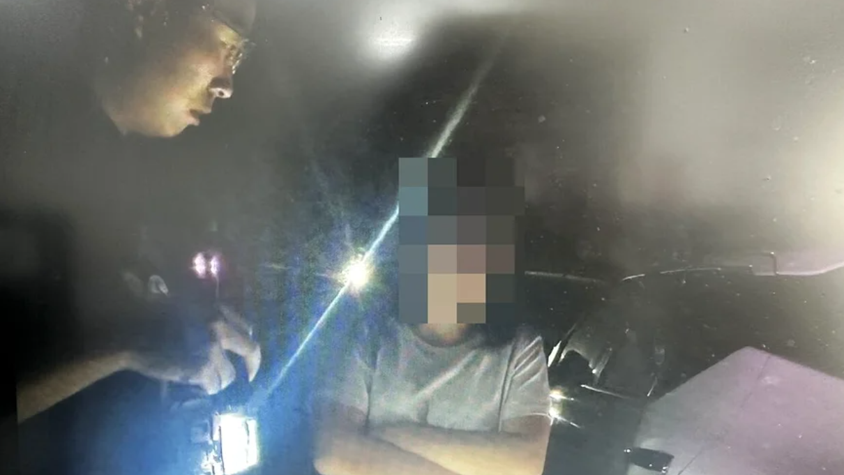 香港有一家三口日前到台灣嘉義縣旅遊，39歲母親疑因言語不通惶恐，在高鐵嘉義站外馬路踎地痛哭，丈夫手足無措之際，警方接報到場安撫將一家人載到派出所歇息，及後協助找的士送他們到下榻酒店。(網上圖片)