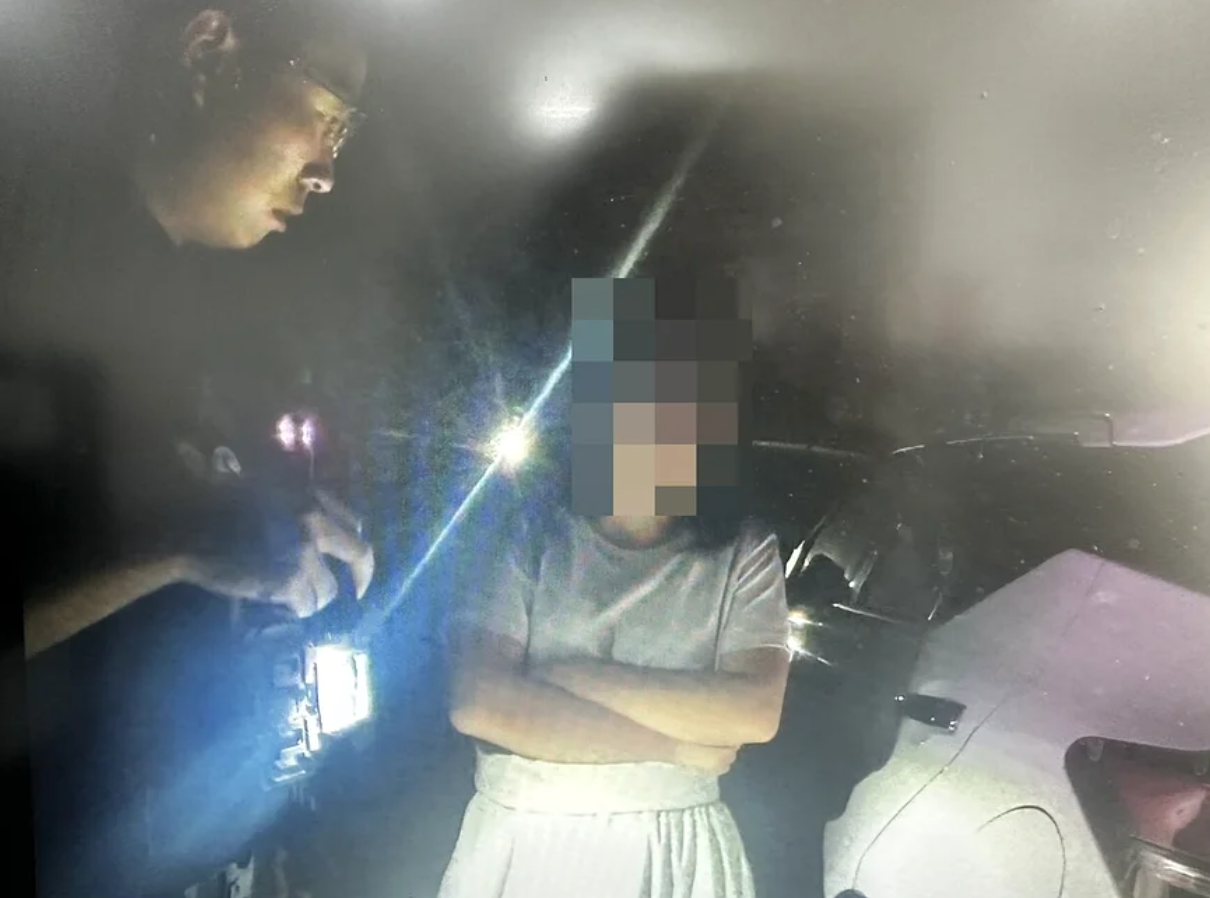 香港有一家三口日前到台灣嘉義縣旅遊,39歲母親疑因言語不通惶恐,在高鐵嘉義站外馬路踎地痛哭,丈夫手足無措之際,警方接報到場安撫將一家人載到派出所歇息,及後協助找的士送他們到下榻酒店。(網上圖片)