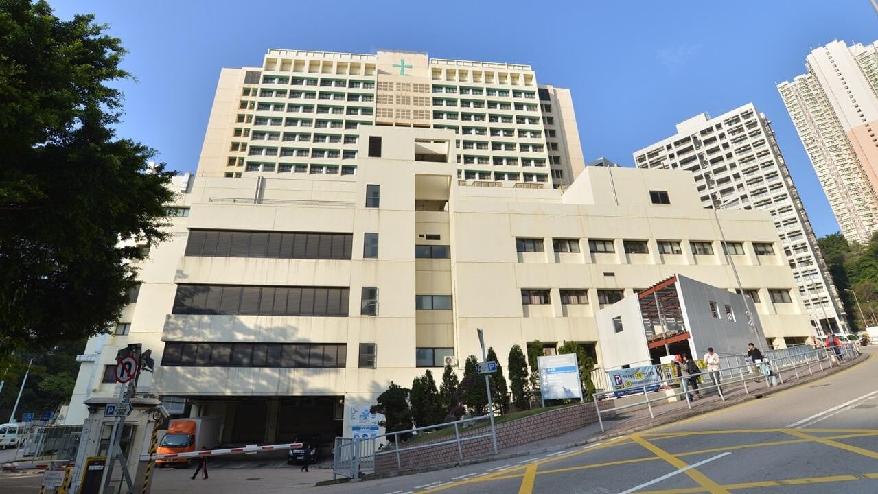 觀塘康寧大廈女子墮樓倒臥後巷　家人報案惜太遲