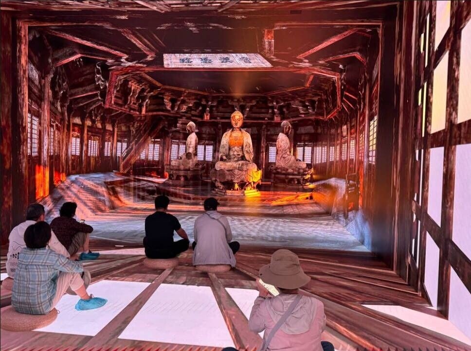 在應縣木塔景區,嶄新的數字沉浸式體驗空間開放。觀眾一層層「登塔」,欣賞佛像、牌匾等文物。(圖片來源:新華社)