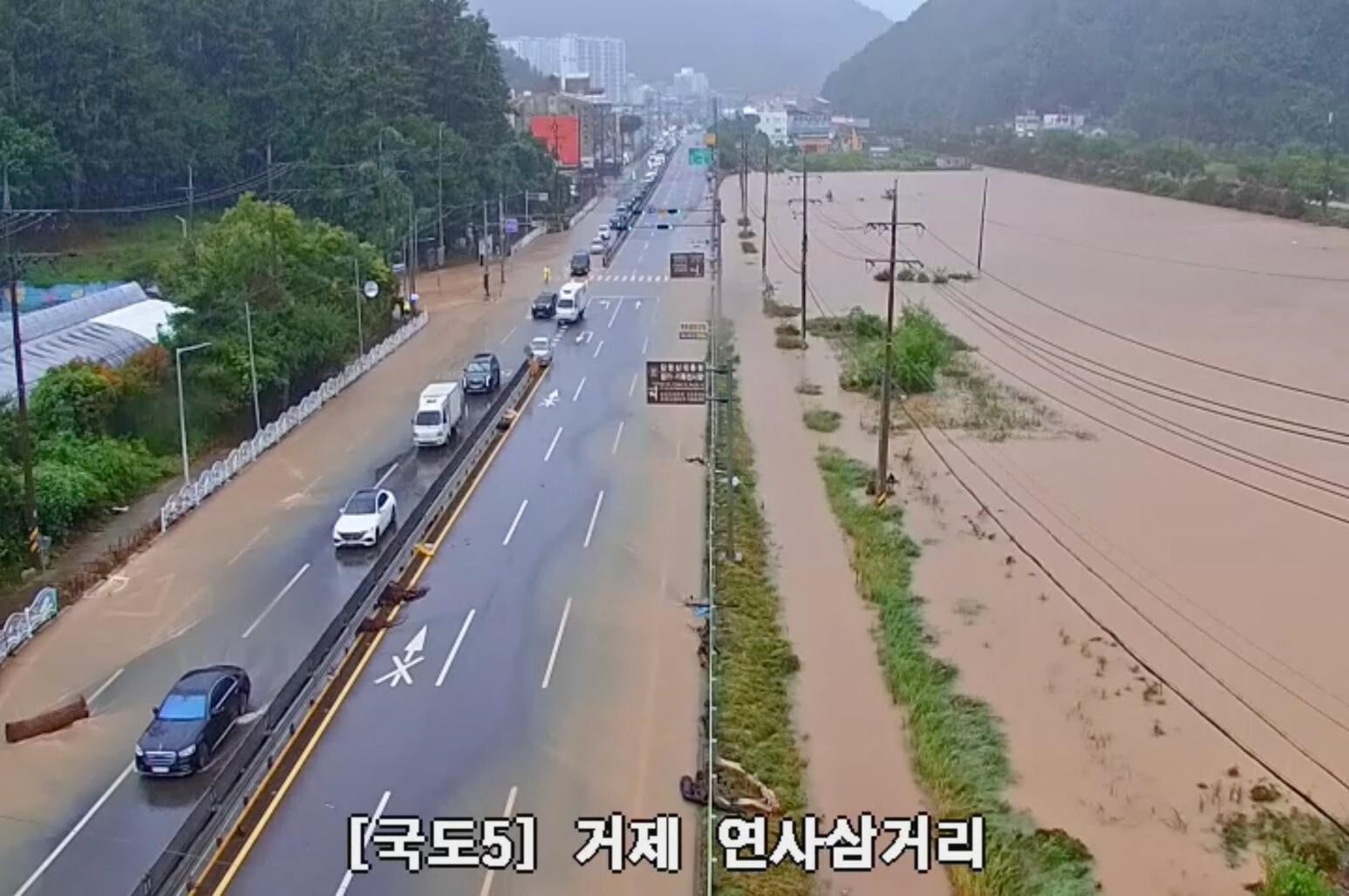 南韓南部城市巨濟下起暴雨，導致多地水浸。（路透）