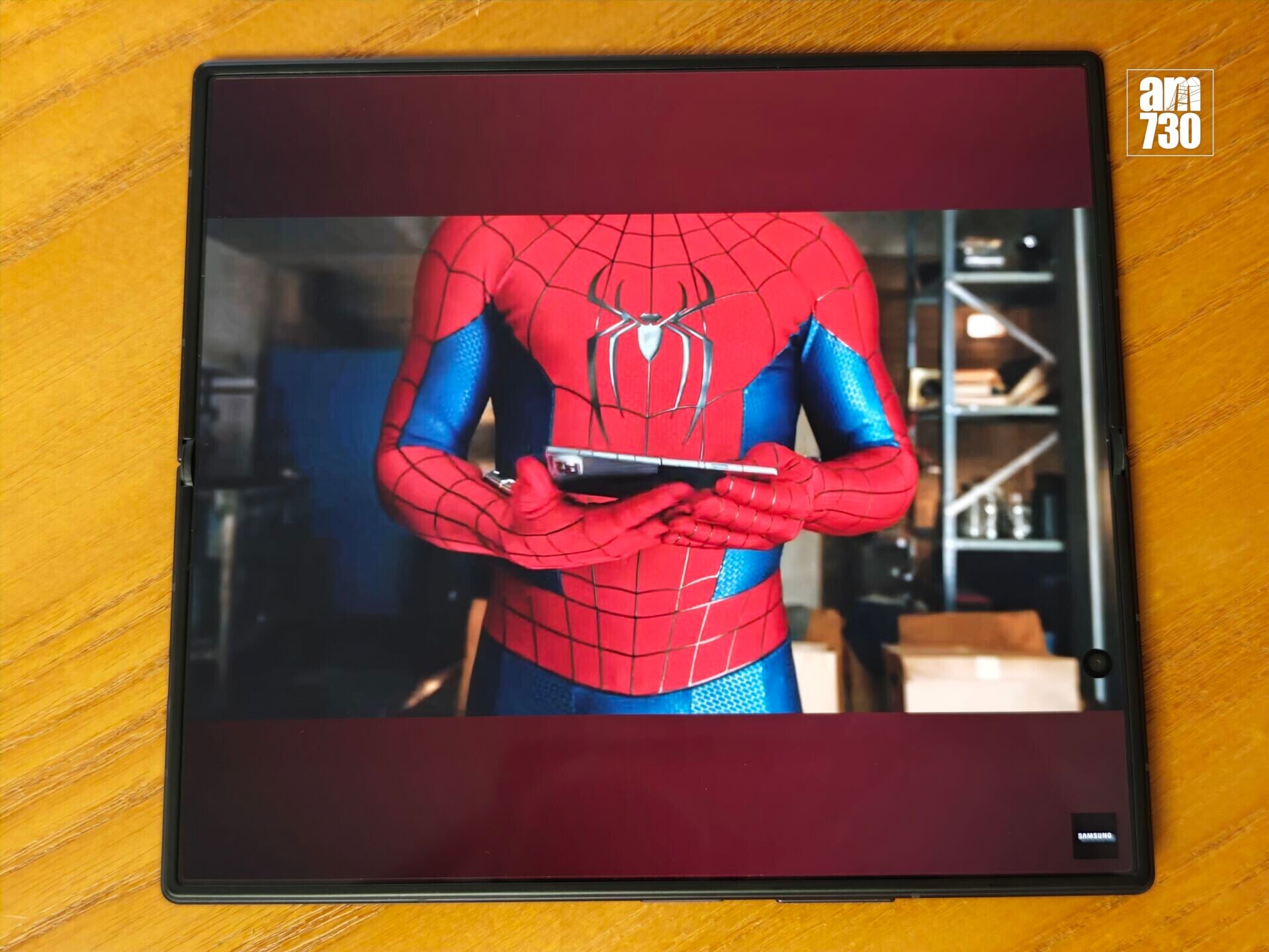 Samsung Galaxy Z Fold8 Ultra直向睇片。