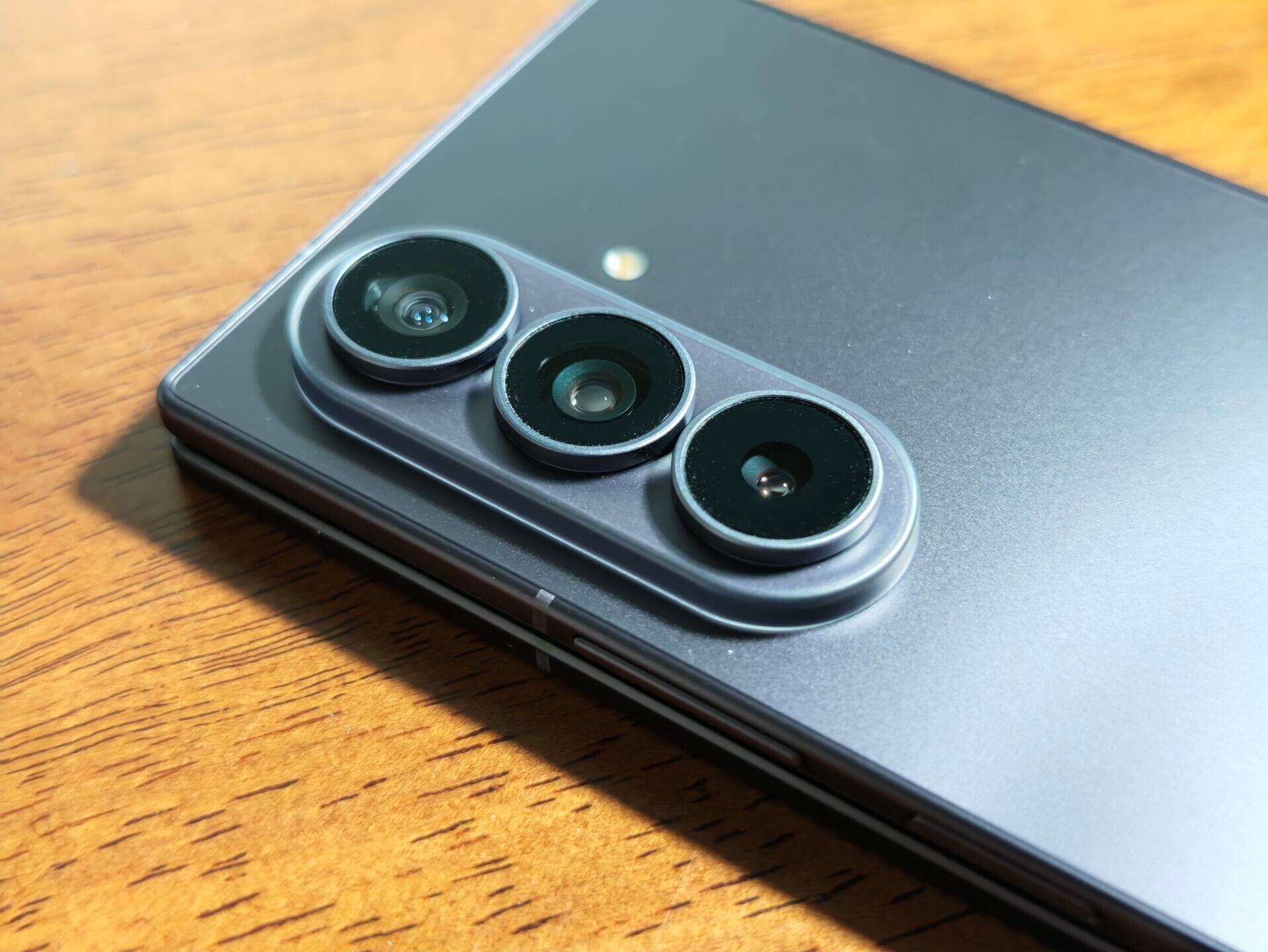 Samsung Galaxy Z Fold8 Ultra配備50MP超廣角鏡頭、2億廣角主鏡及10MP遠攝。