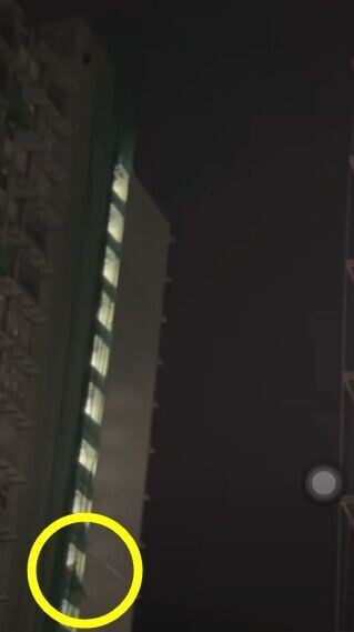 有至少兩名疑似工人先後在不同樓層,將不同物品從高處拋下。(FB/香港突發事故報料區2.0)