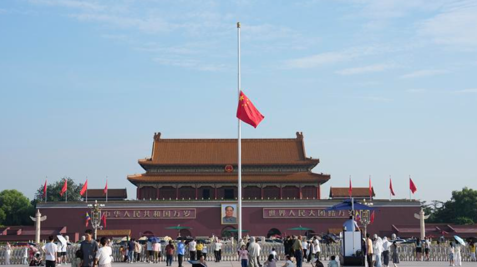 天安門下半旗悼念朱鎔基(新華社)