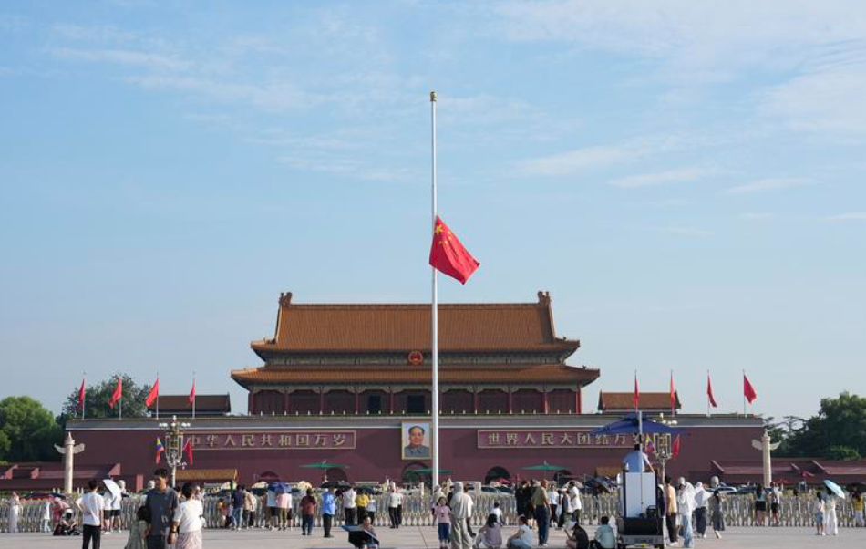 天安門下半旗悼念朱鎔基(新華社)