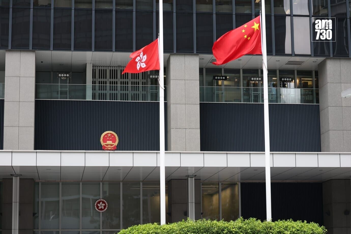 今早8時政府總部下半旗悼念朱鎔基(周令知攝)