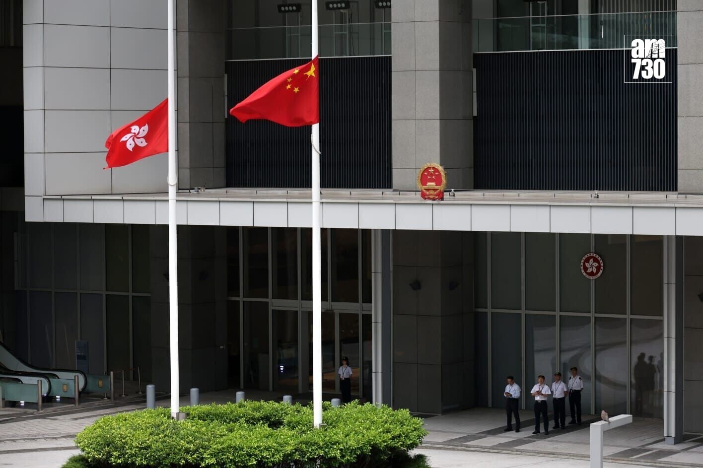 今早8時政府總部下半旗悼念朱鎔基(周令知攝)