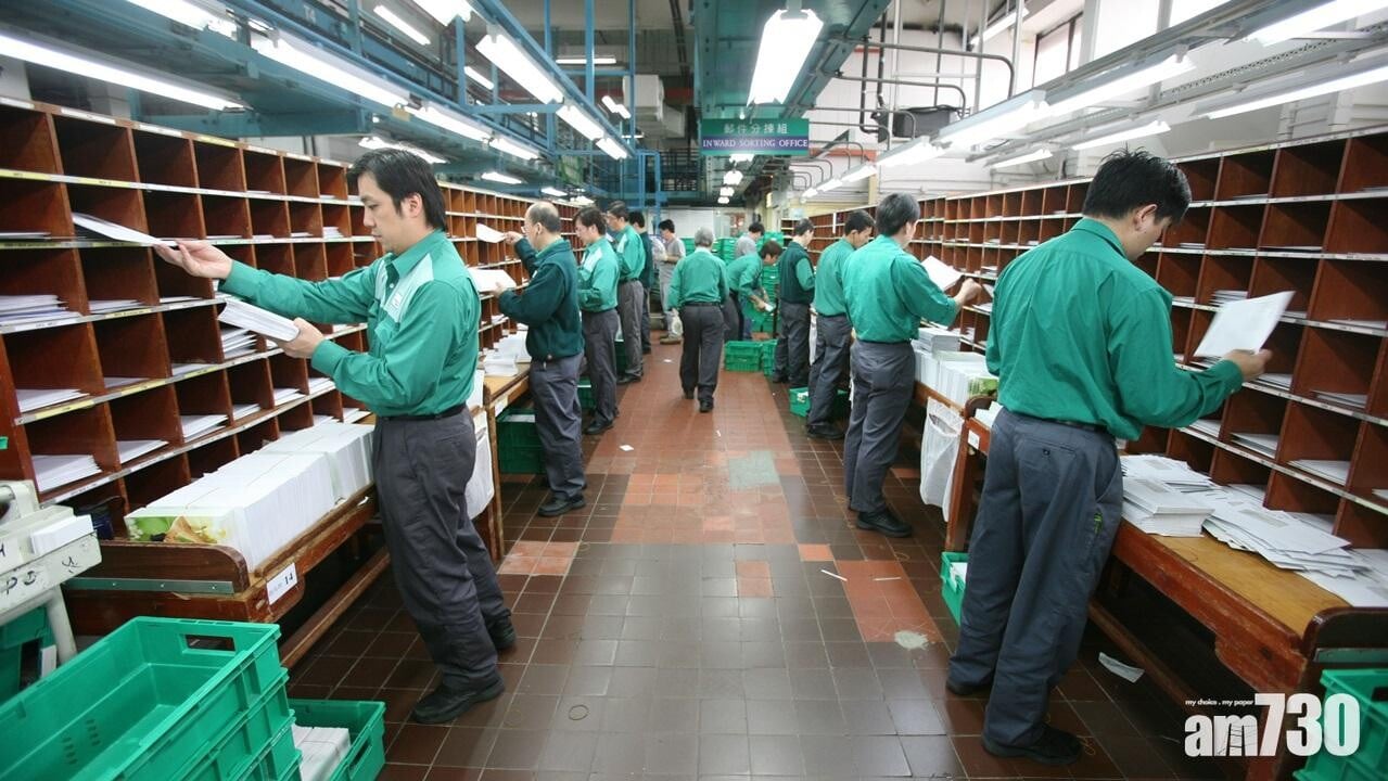 香港郵政向9月完成試用期的員工,包括郵務員及郵差,只會獲公務員合約條款續聘兩年,而不會轉為長期聘用(資料圖片)