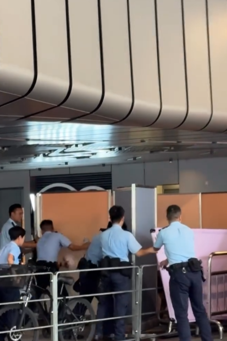 元朗YOHO大狗失控咬死細狗,目擊者發文尋「無良狗主」。(Threads)