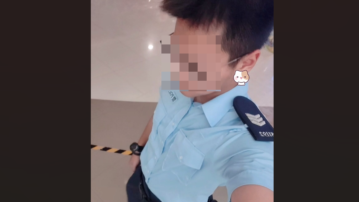 一名男子身穿疑似警察制服自拍，並放上「抖音」平台